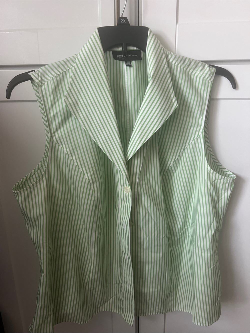 Jones New York Light Green and White Striped Sleeveless Button-Front Top